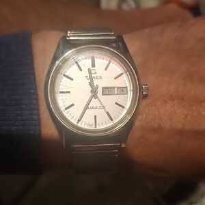 Timex Silver Wristwatch with Date Display